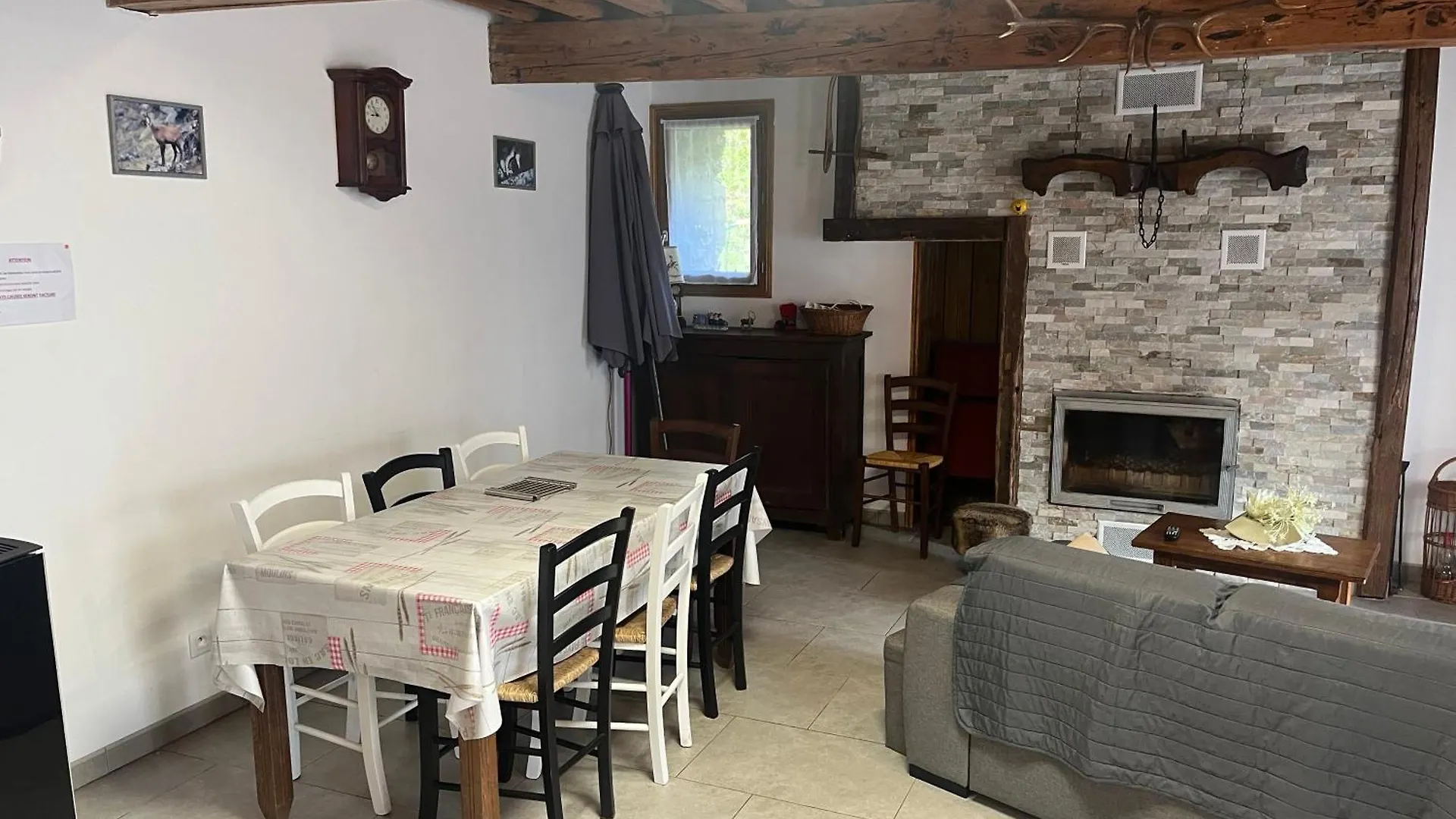 בית נופש Melles Maison De Vacances